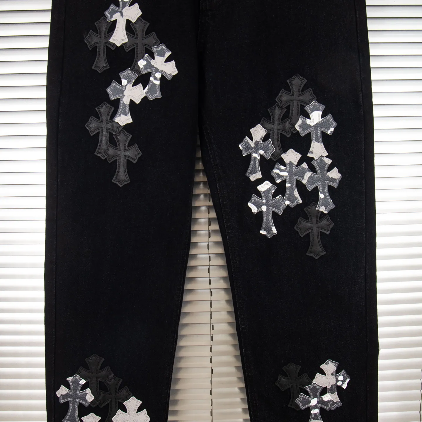 P260 Chrome Hearts Chrome Hearts Black Multi-leather Elements Full of Details Washed Jeans Authentically Restore the Ultimate Vintage Texture Three-Dimensional Fit Loose and Comfortable, Not Slimming Appearing Tall and Slim Made by a Manufacturer Original Quality Control Same Style for Men and Women Can Be Matched for Couples Versatile Recommendations Must-Have Jeans for All Seasons Fashionistas Have Been Disappointed From the Quality Selection of Fabrics, Cutting of Details, and Matching of Patterns, Everything Is Impeccable! The upper body is so handsome when worn...it can be easily worn by men, women and children! The craftsmanship is made of heavy-duty washed pure cotton denim fabric. After washing, it is soft and thick. It is very stylish when worn on the body. Style number: 1775# Color: black Size: 28 30 32 34 36